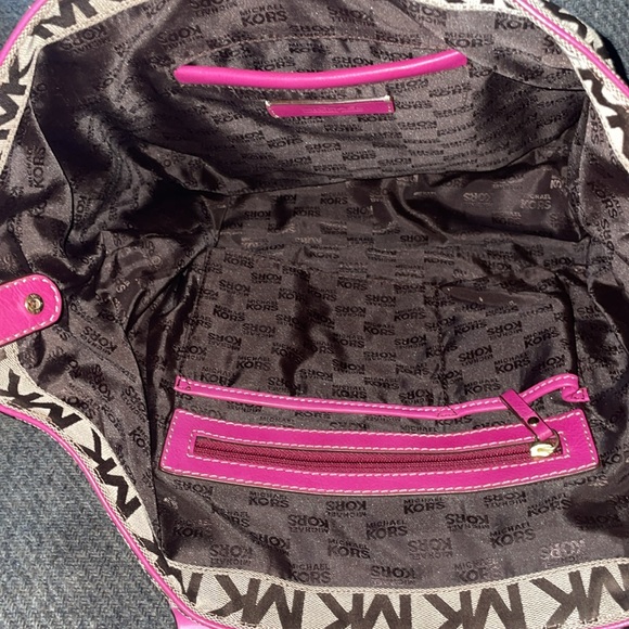 ⭐️⬇️ Michael Kors Women’s Vintage Handbag/Purse - Picture 5 of 7